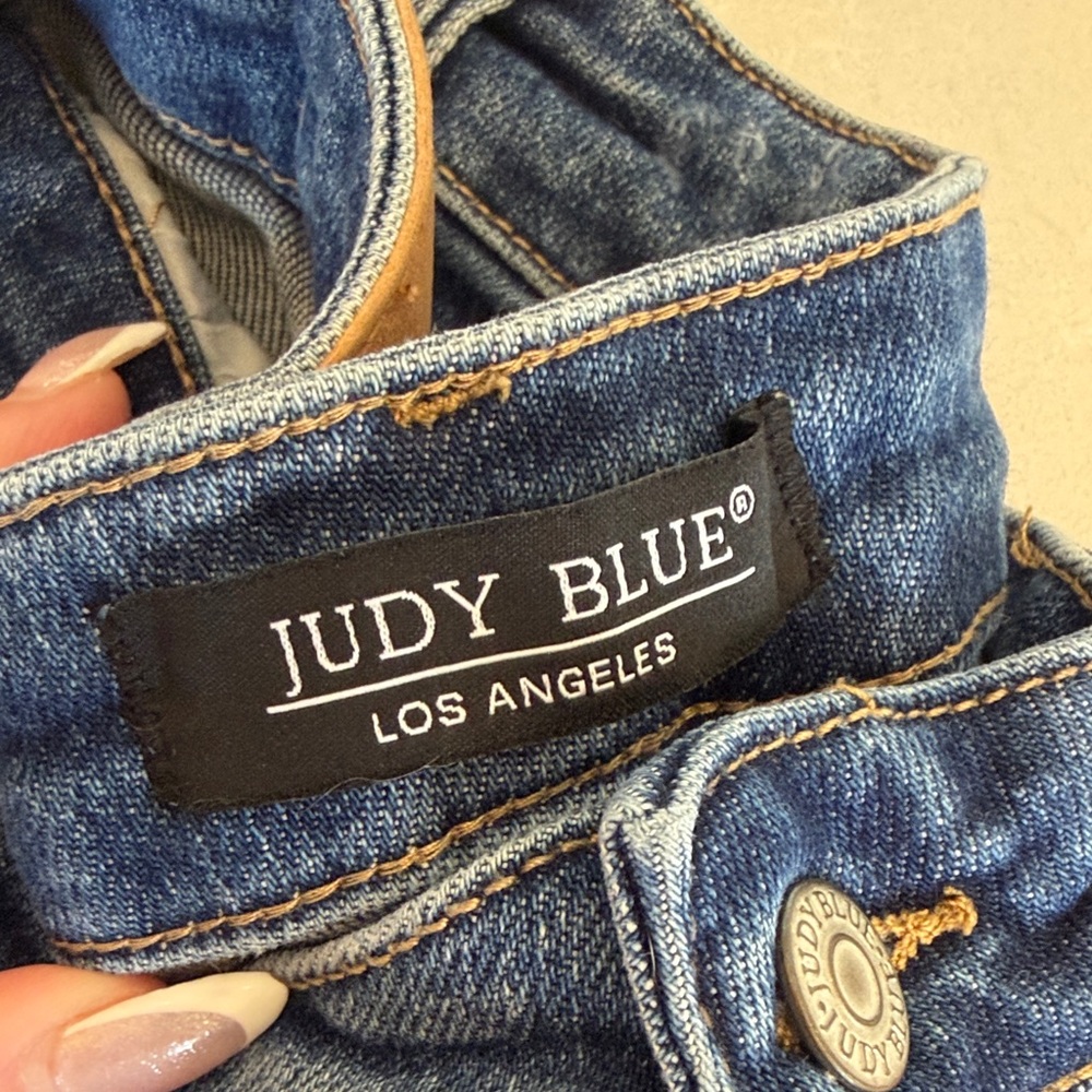 Judy Blue Woman’s Boyfriend Jeans - Picture 2 of 12
